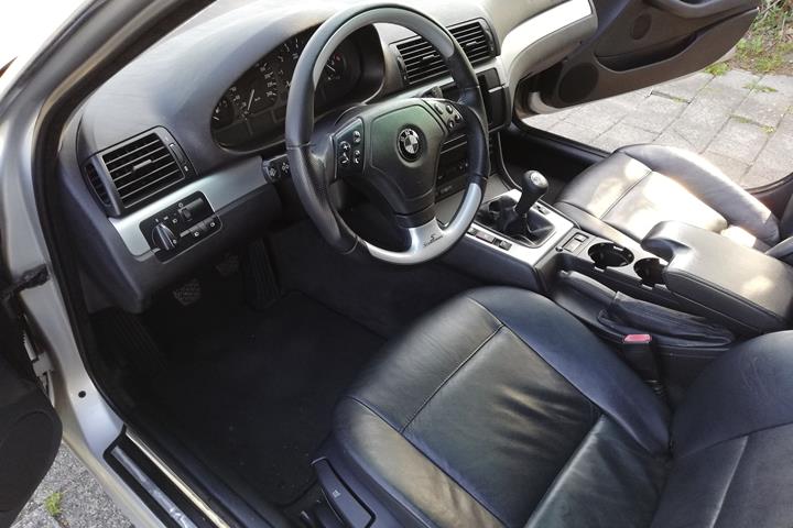 Sølv BMW 328i fra 2023