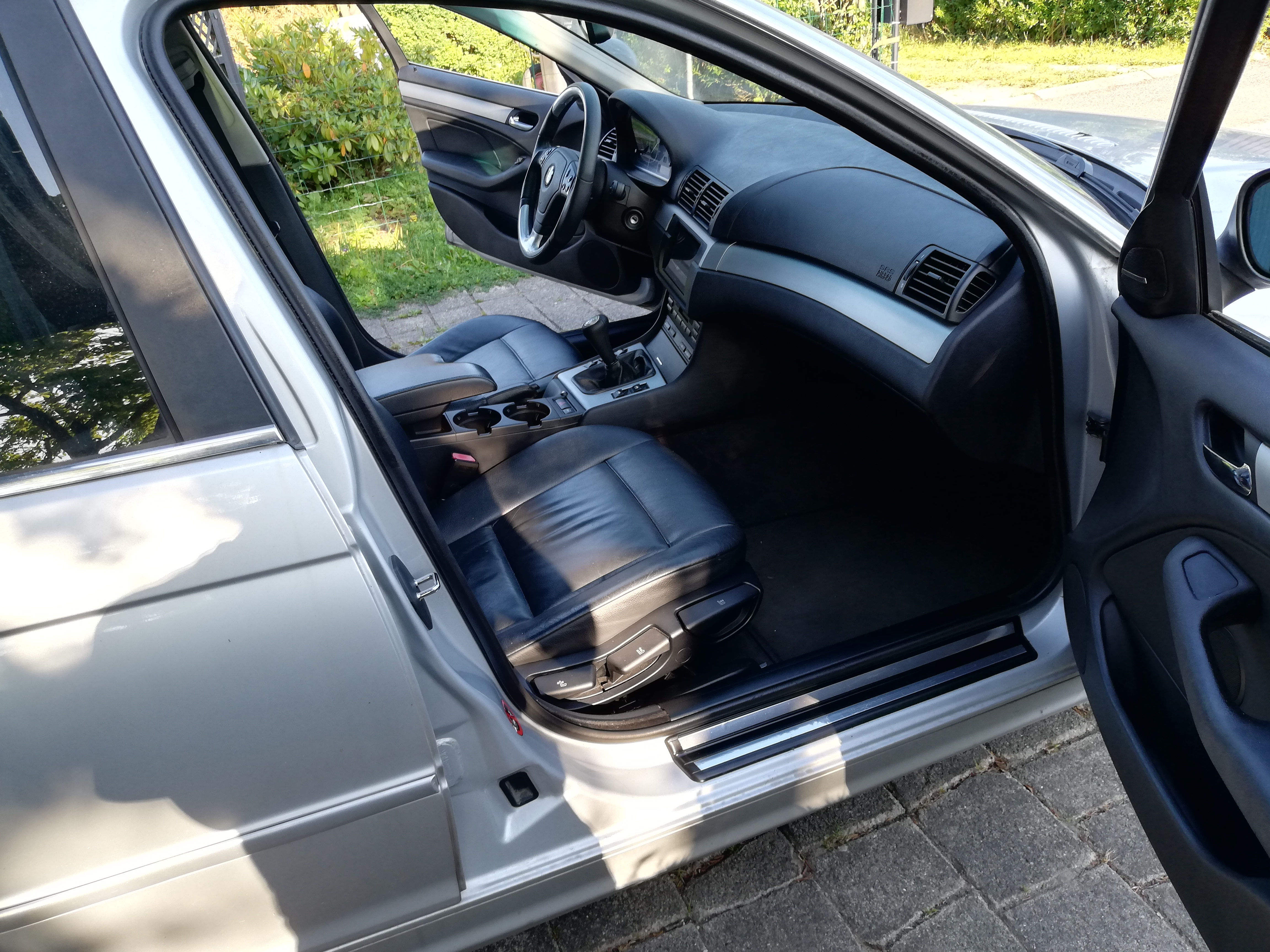Sølv BMW 328i fra 2023