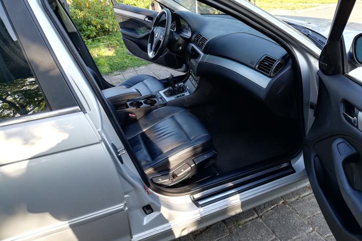 Sølv BMW 328i fra 2023