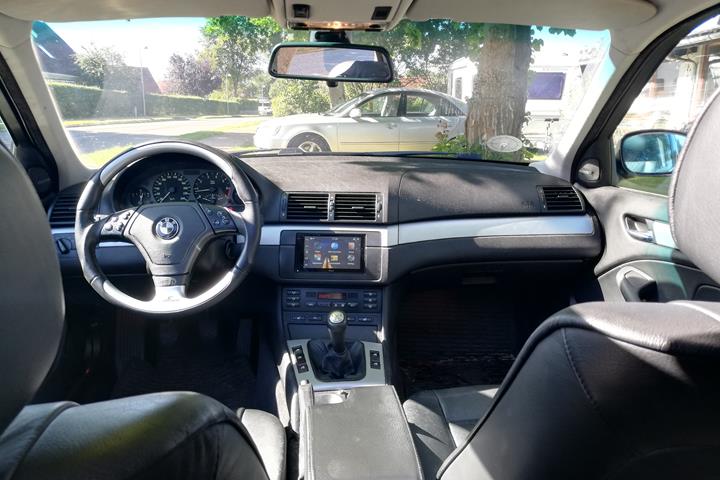 Sølv BMW 328i fra 2023