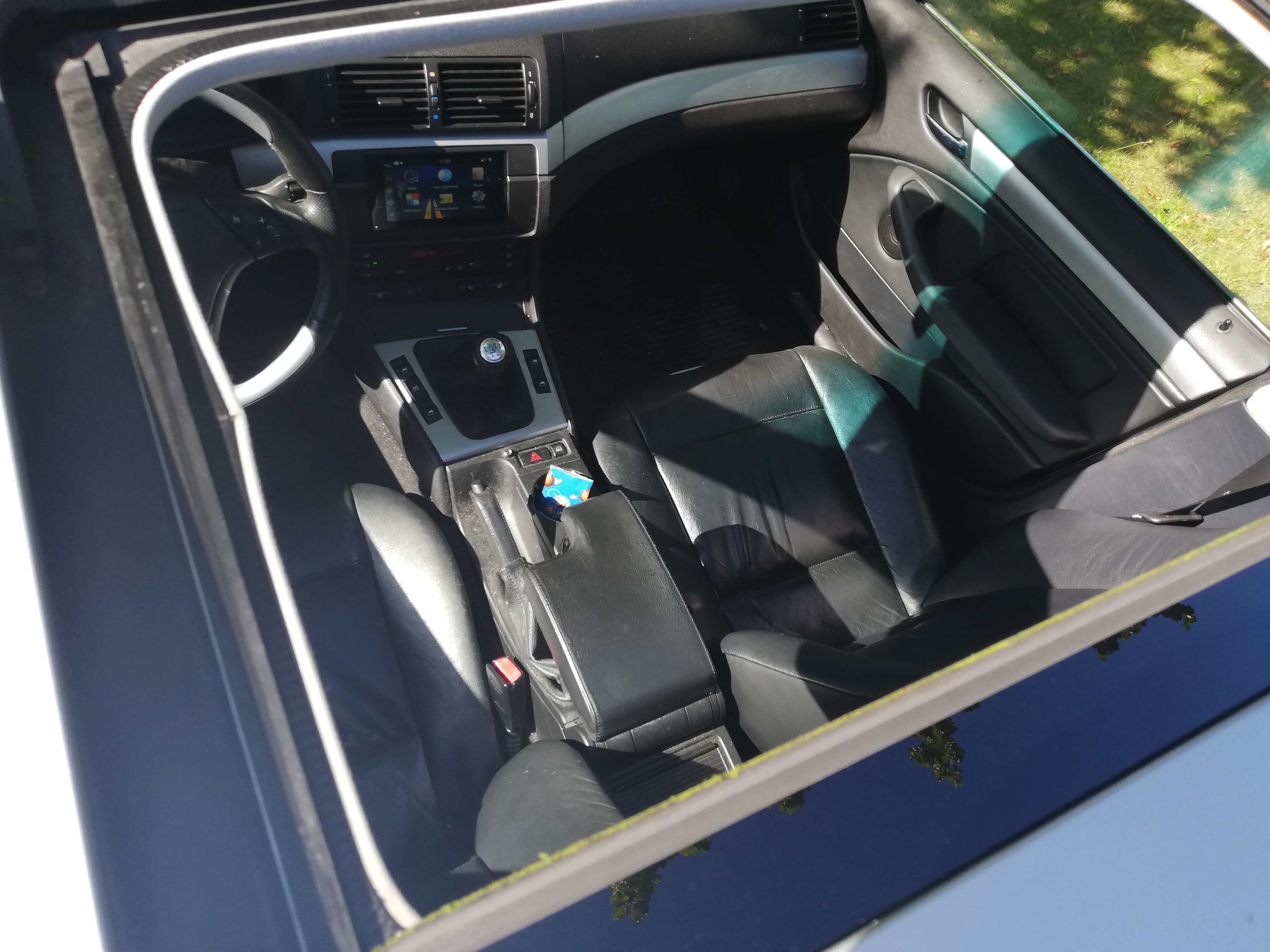 Sølv BMW 328i fra 2023