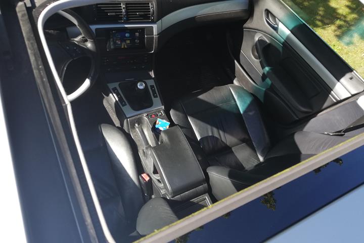 Sølv BMW 328i fra 2023