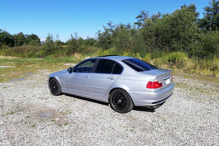 Sølv BMW 328i fra 2023