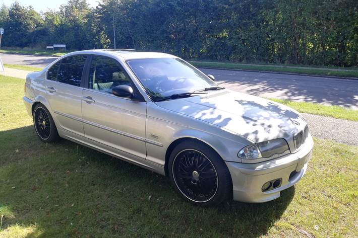 Sølv BMW 328i fra 2023