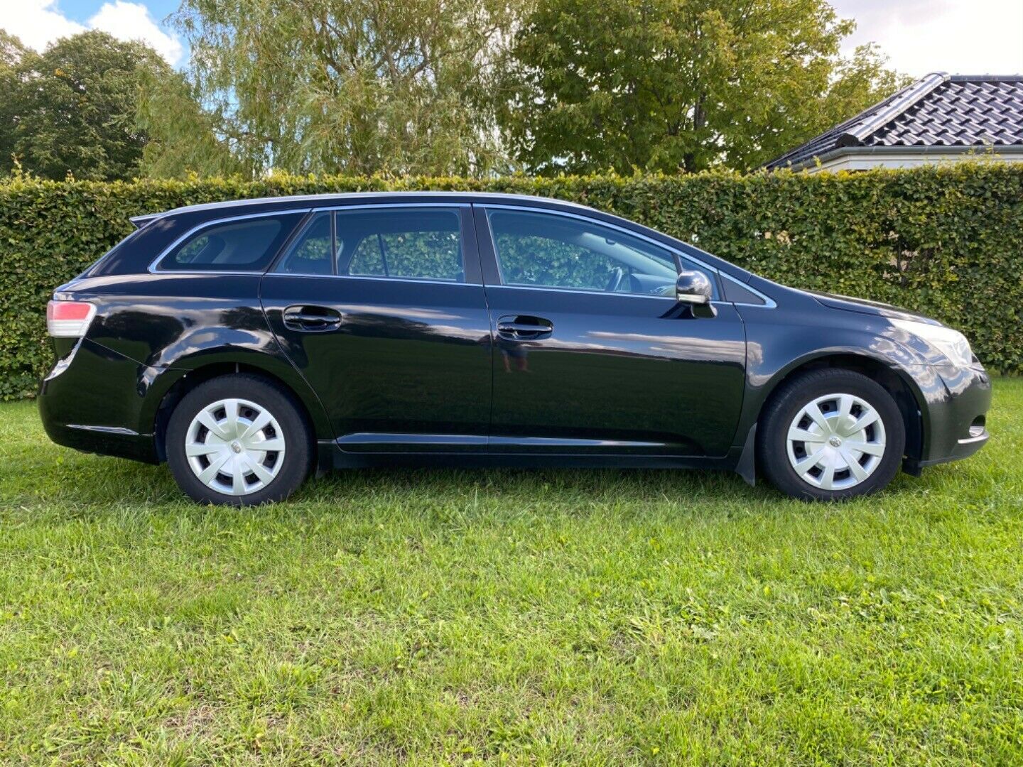 Sort Toyota Avensis fra 2011
