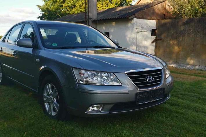 Sølv Hyundai Sonata fra 2009