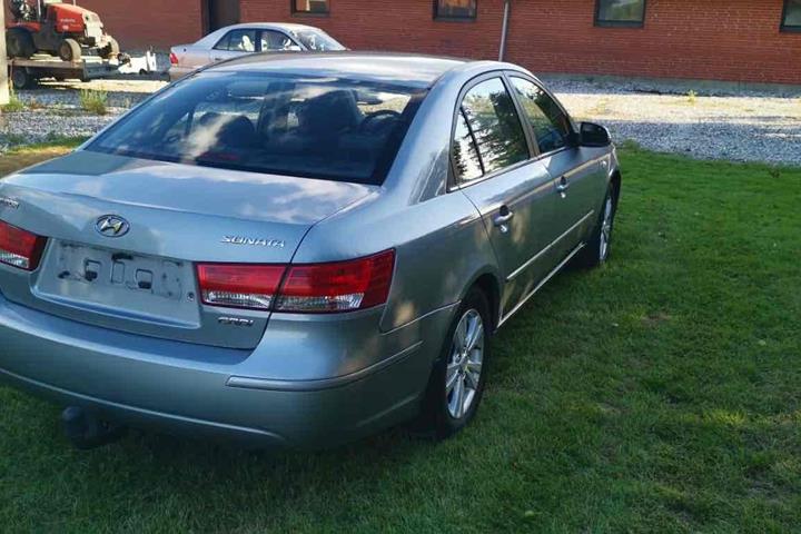 Sølv Hyundai Sonata fra 2009