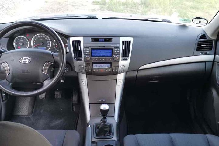 Sølv Hyundai Sonata fra 2009