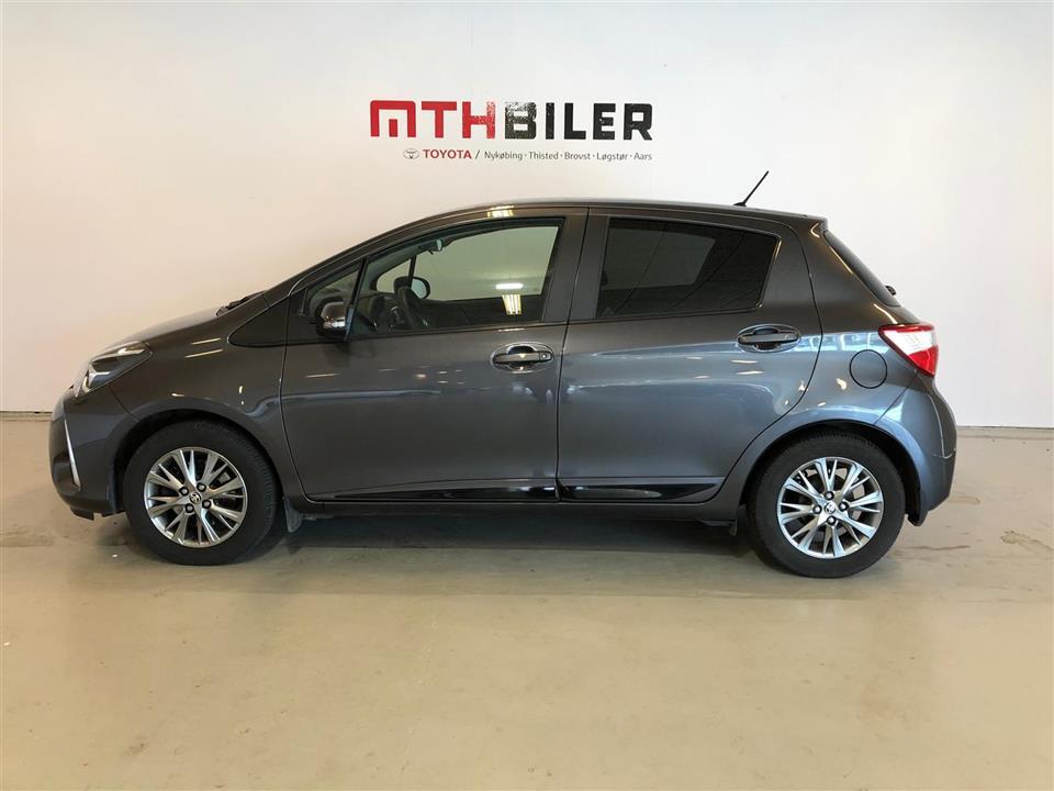 Grå Toyota Yaris fra 2017