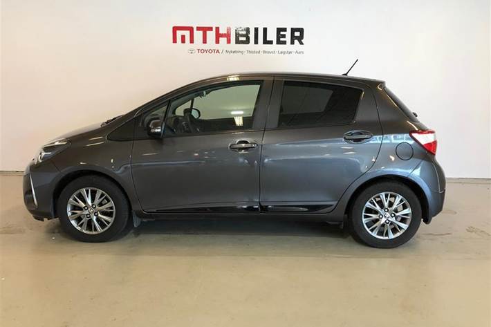 Grå Toyota Yaris fra 2017