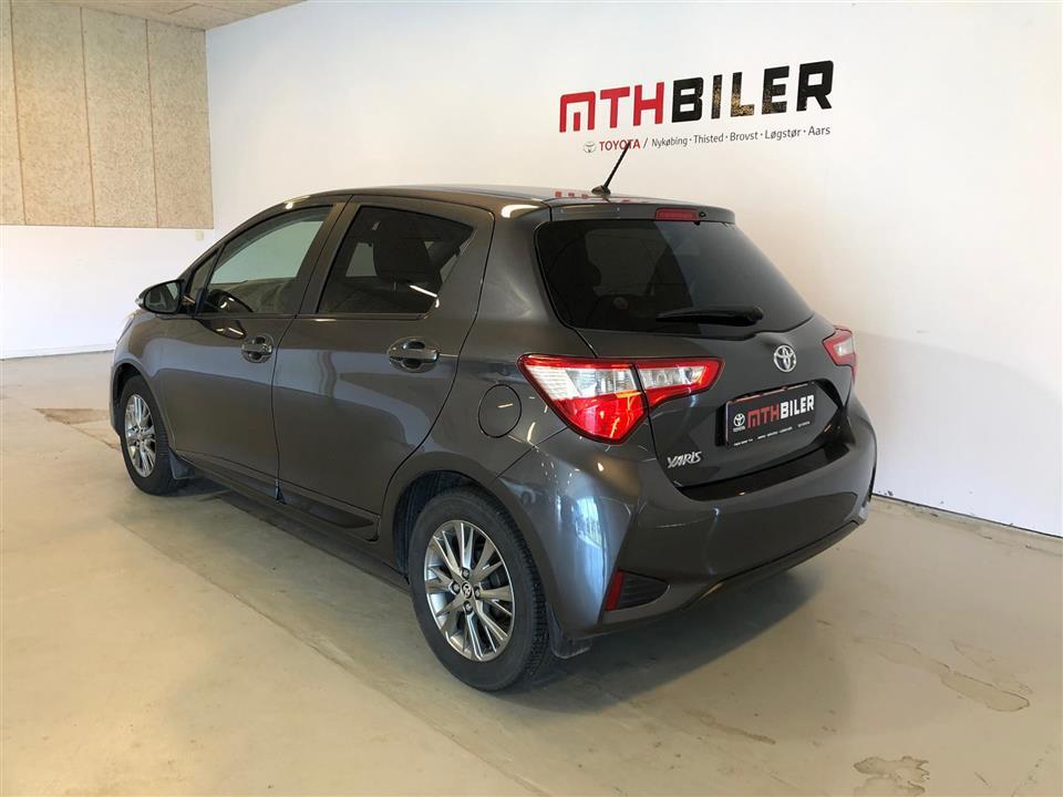 Grå Toyota Yaris fra 2017