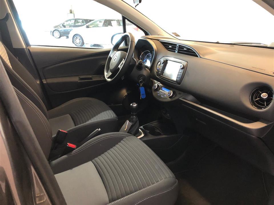 Grå Toyota Yaris fra 2017