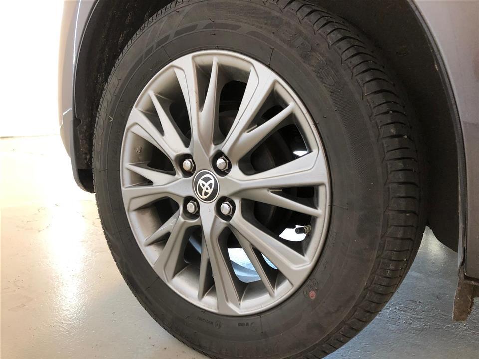 Grå Toyota Yaris fra 2017