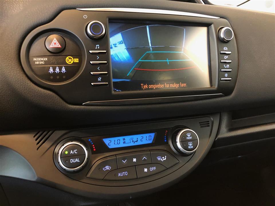 Grå Toyota Yaris fra 2017