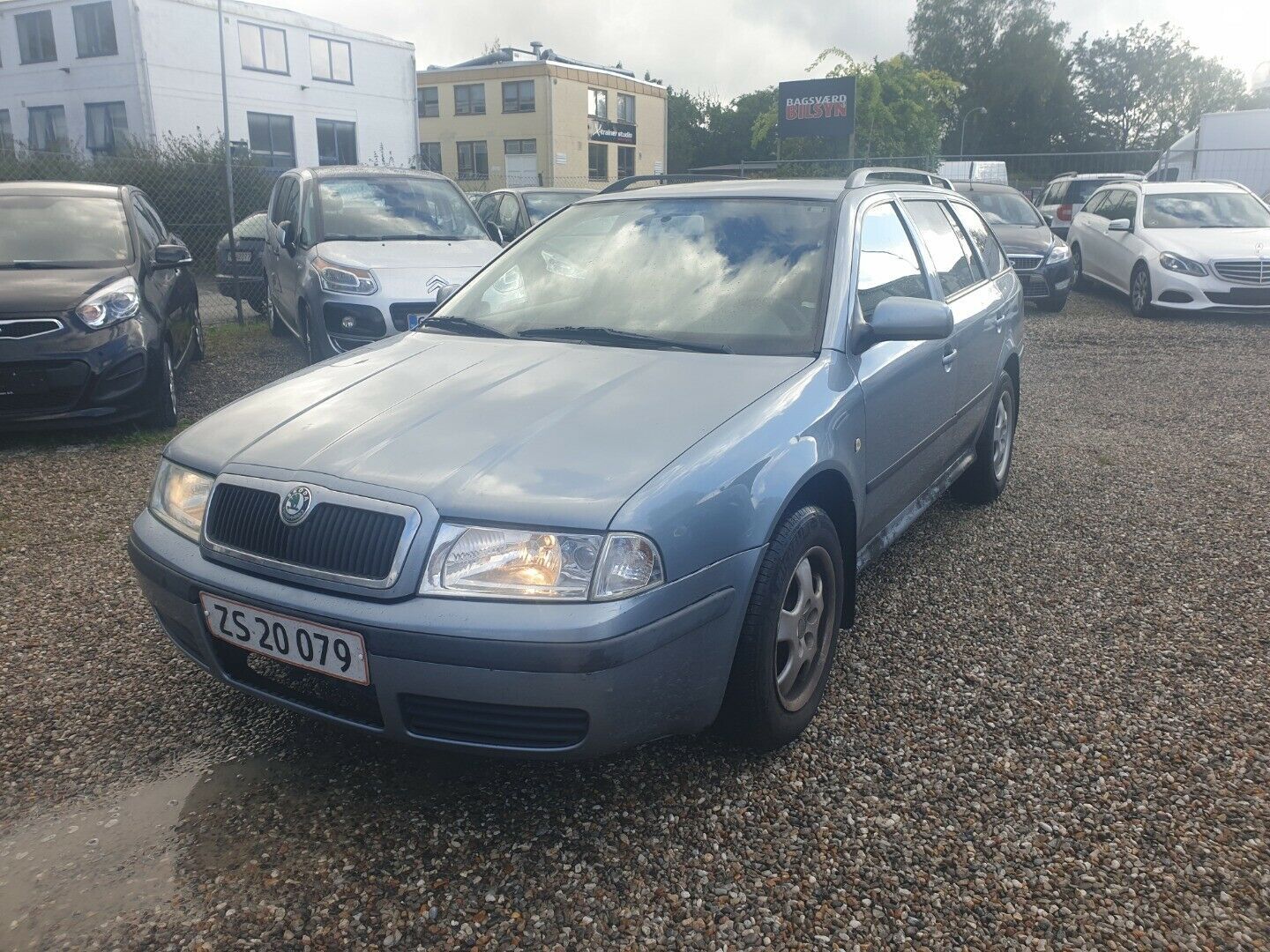 Grå Skoda Octavia fra 2004