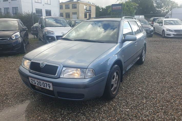 Grå Skoda Octavia fra 2004