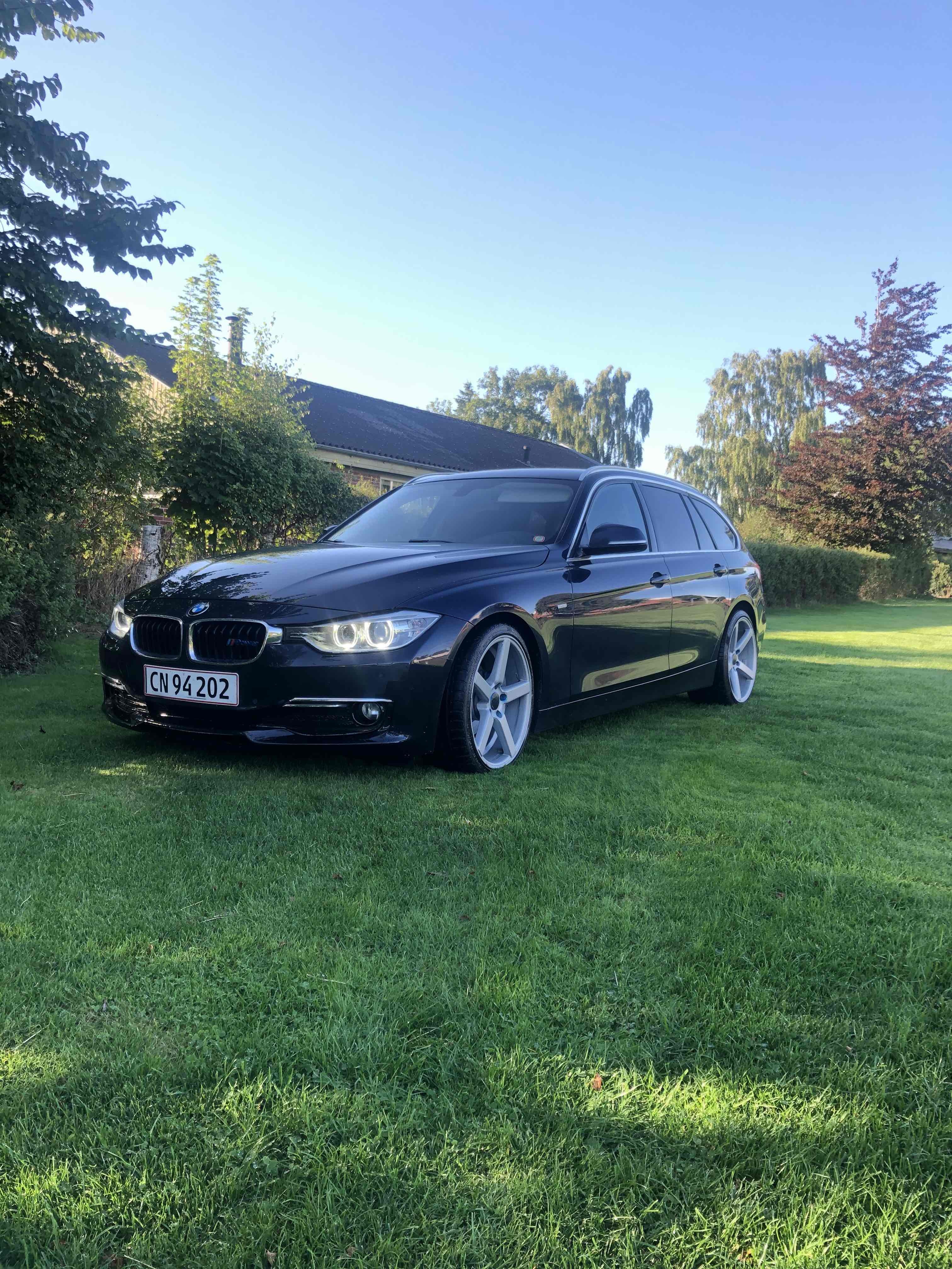 Blå BMW 318d fra 2013