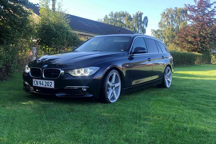 Blå BMW 318d fra 2013