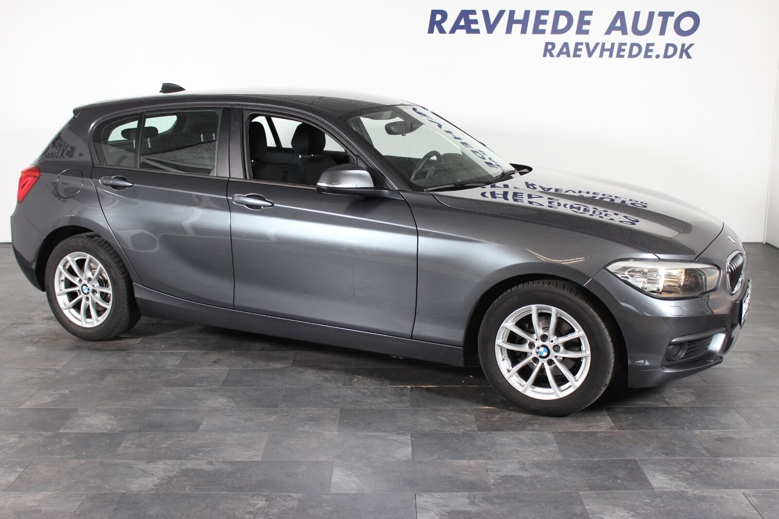 Grå BMW 118i fra 2018