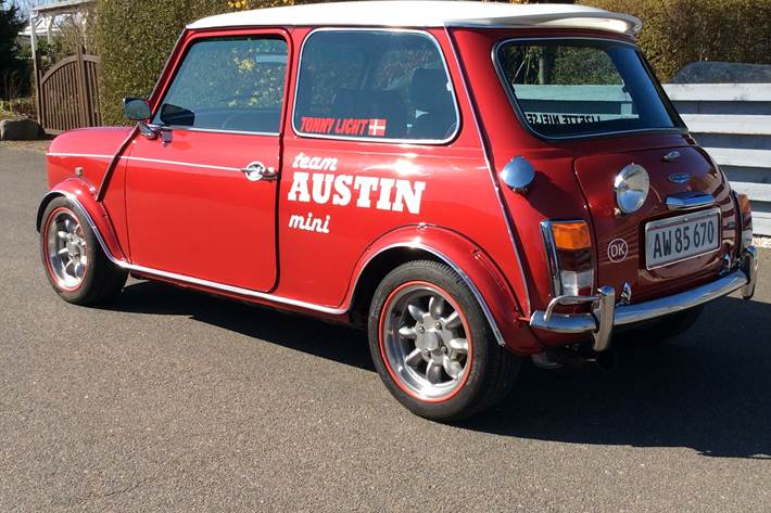 Rød Austin Mini fra 1989