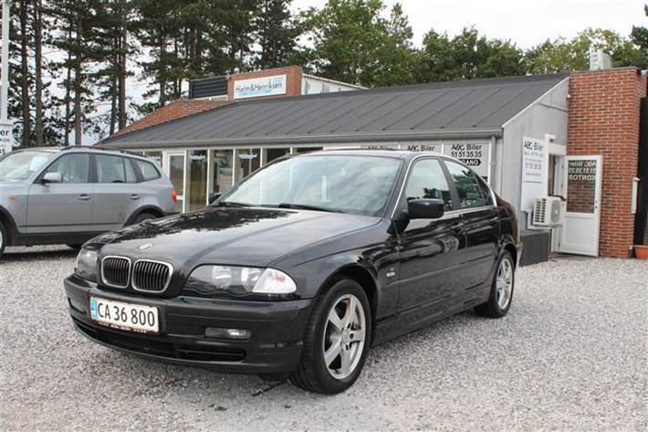 Sort BMW 328i fra 2000