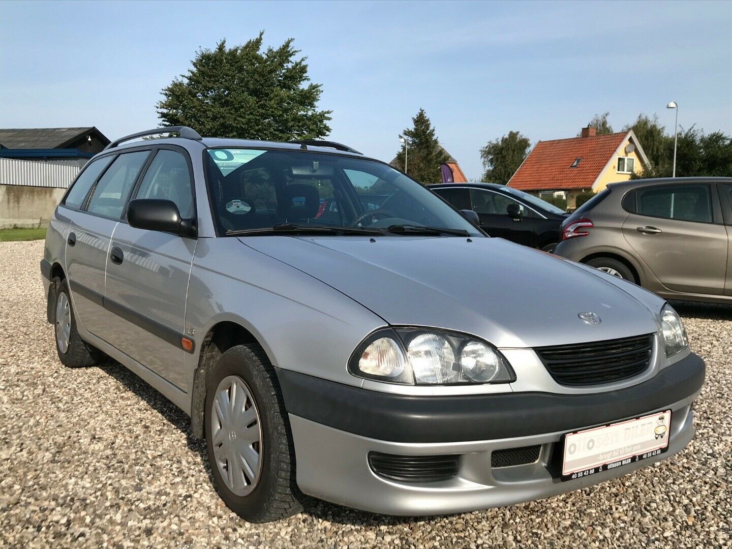 Grå Toyota Avensis fra 1998