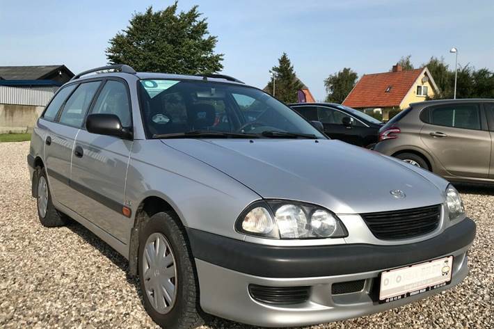 Grå Toyota Avensis fra 1998