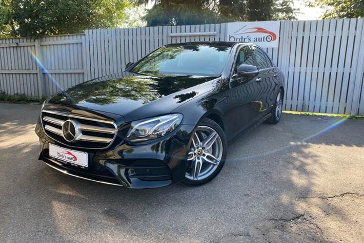 Grå Mercedes E220 d fra 2017