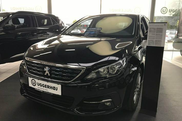Grå Peugeot 308 fra 2020