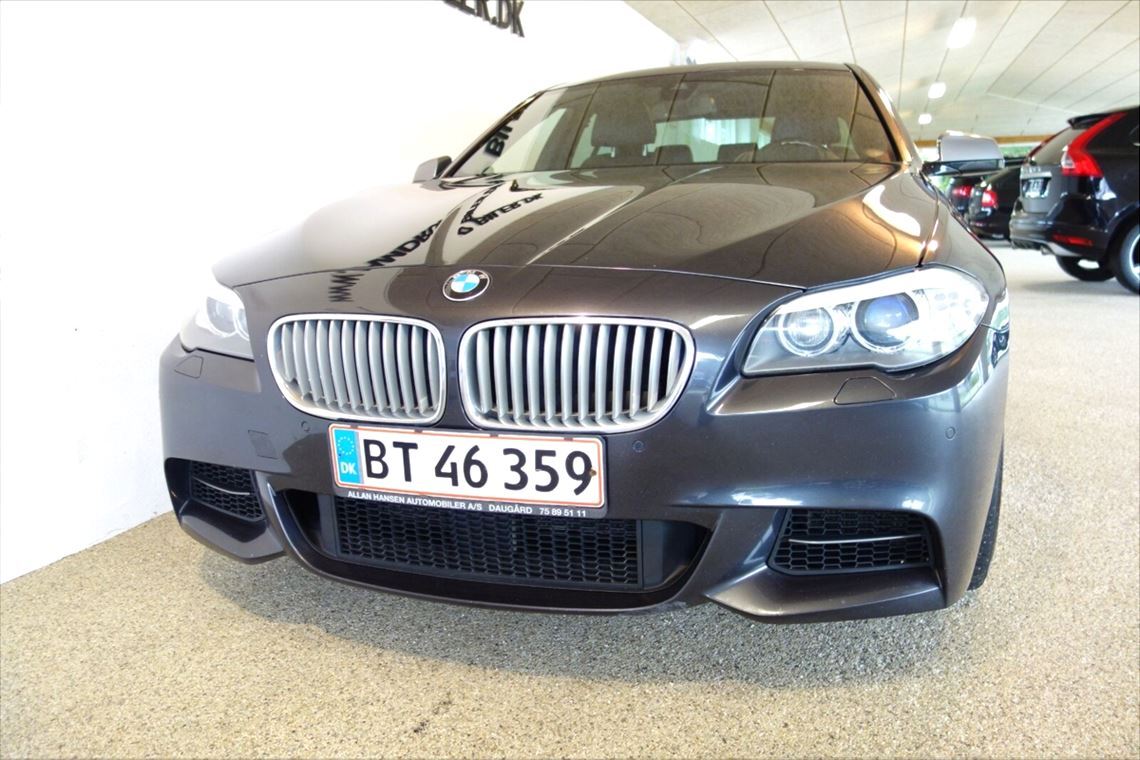 Grå BMW M550d fra 2013