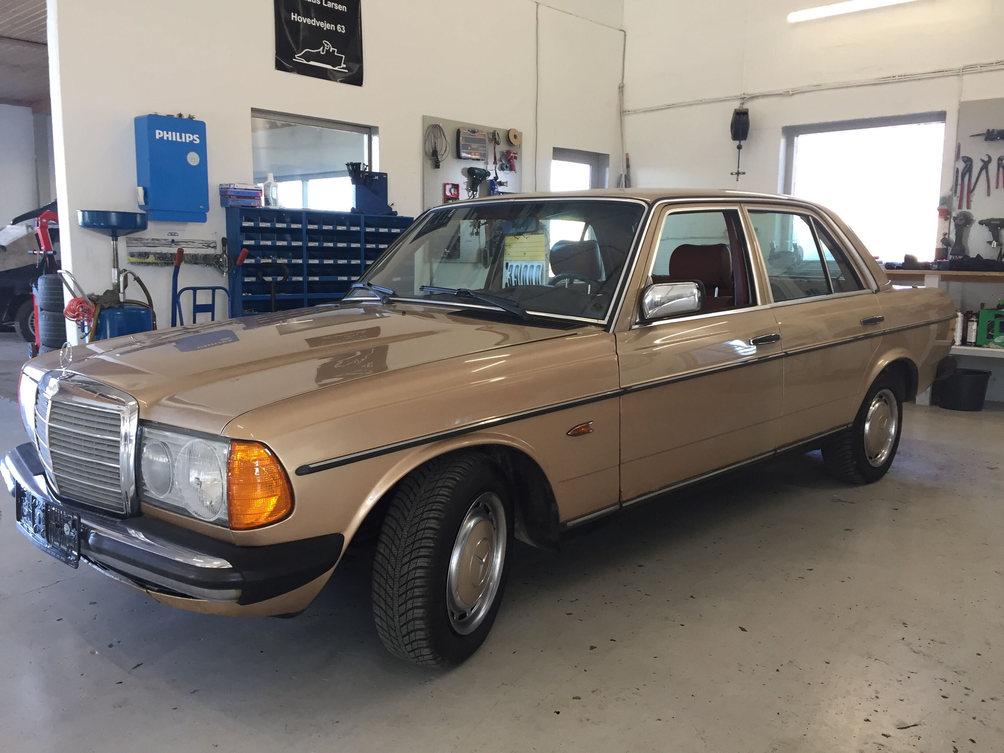 Guld Mercedes 230 E fra 1981