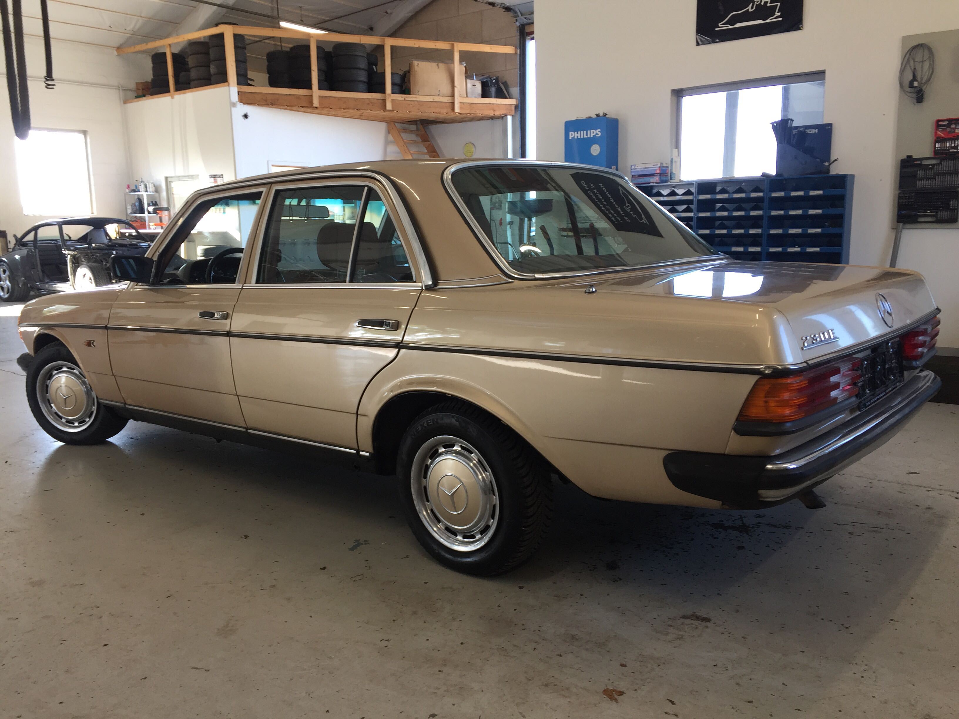 Guld Mercedes 230 E fra 1981