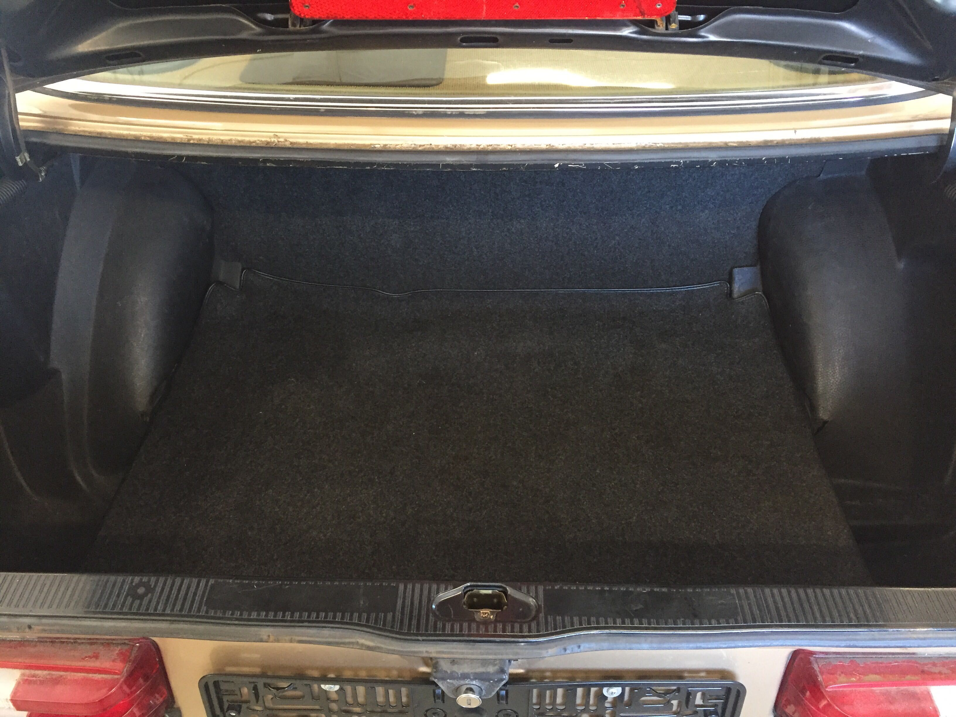 Guld Mercedes 230 E fra 1981