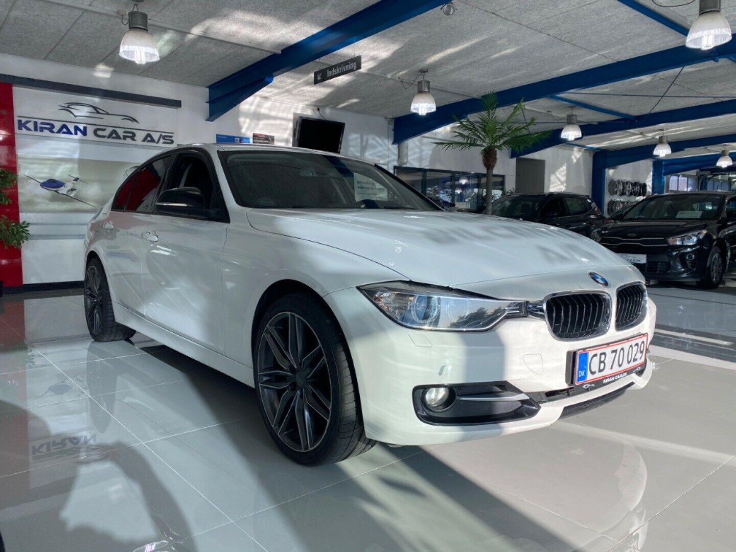 Grå BMW 318d fra 2014
