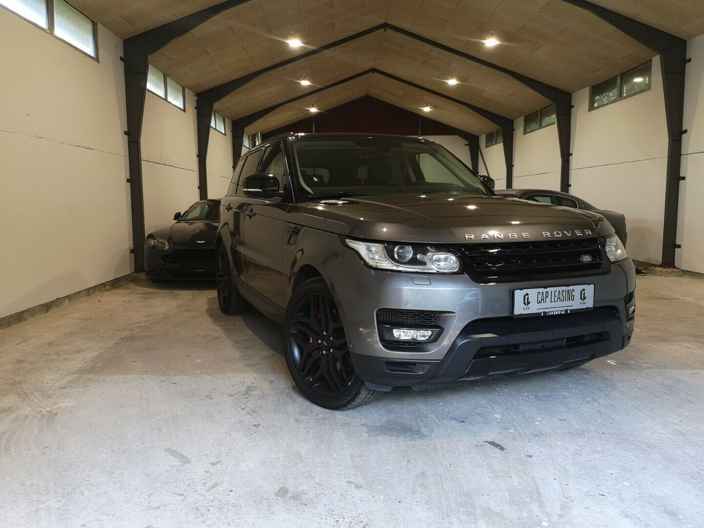 Grå Land Rover Range Rover sport fra 2014