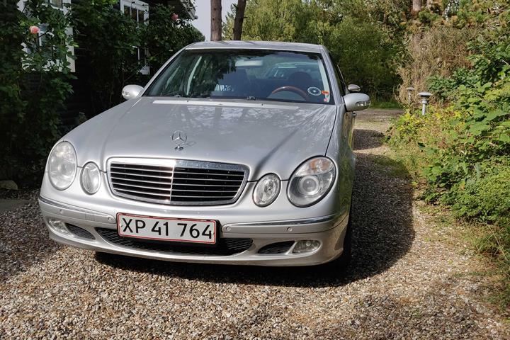 Sølv Mercedes 220 E fra 2002