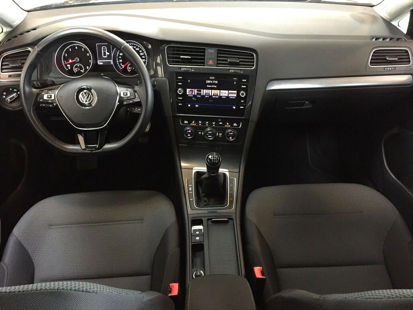 Grå VW Golf VII fra 2018