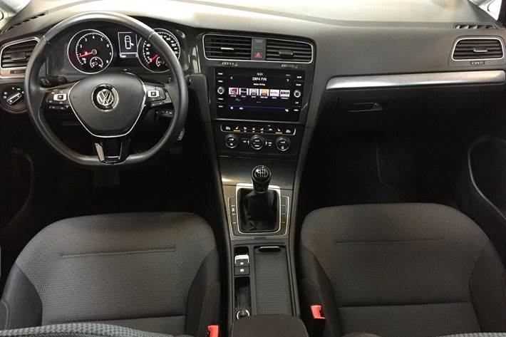 Grå VW Golf VII fra 2018