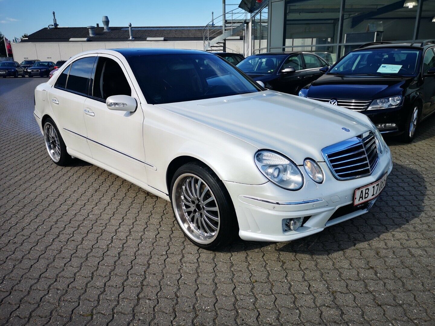 Hvid Mercedes E220 fra 2002