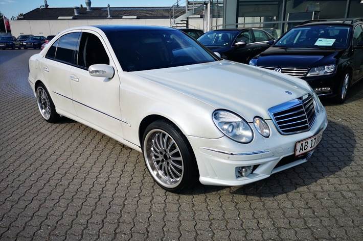Hvid Mercedes E220 fra 2002