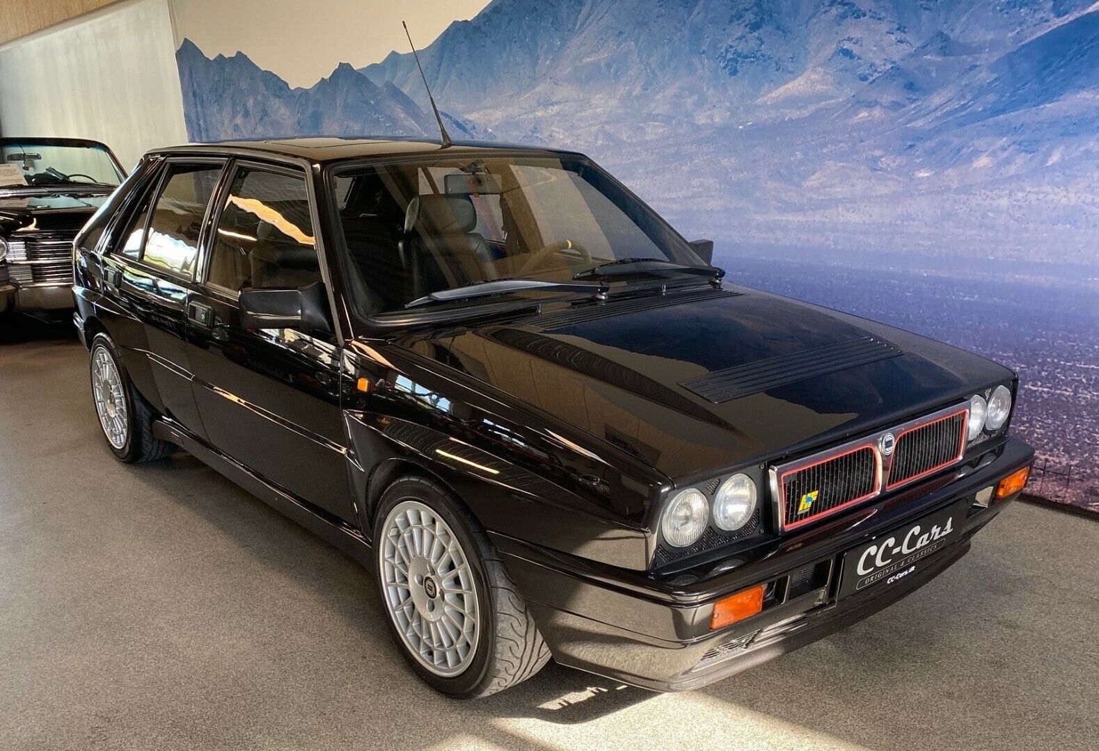 Grå Lancia Delta fra 1989