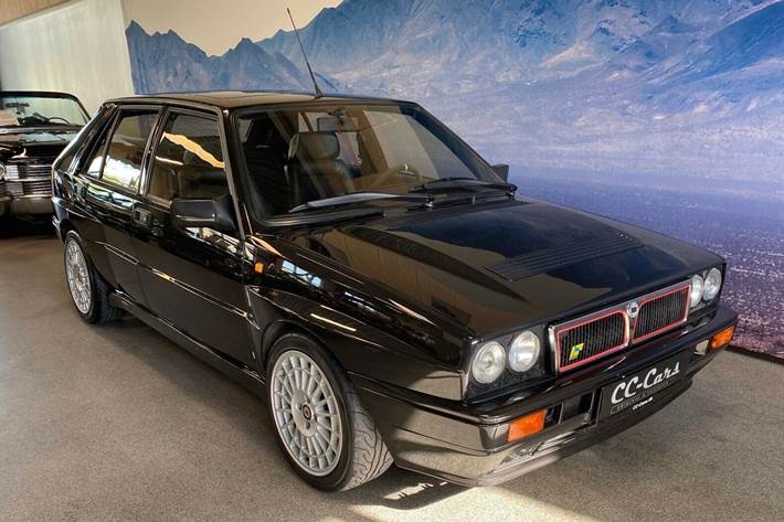Grå Lancia Delta fra 1989