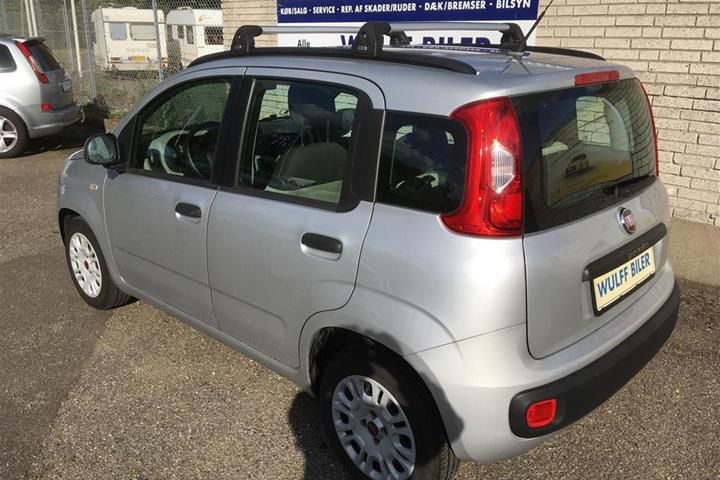 Grå Fiat Panda fra 2013