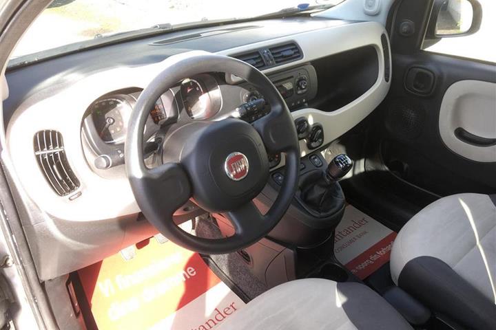 Grå Fiat Panda fra 2013