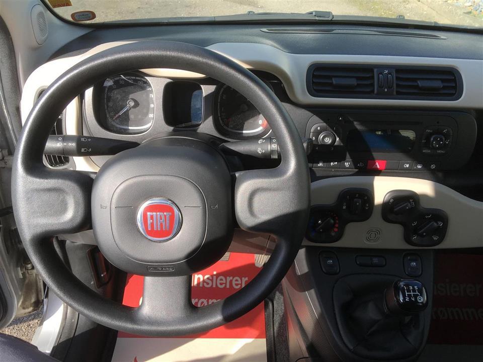 Grå Fiat Panda fra 2013