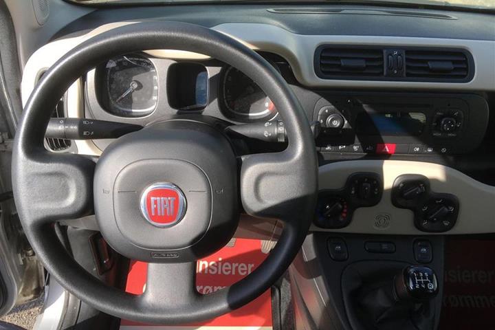 Grå Fiat Panda fra 2013