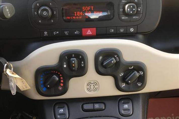 Grå Fiat Panda fra 2013