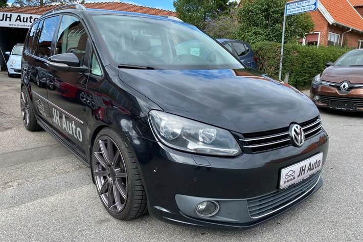 Grå VW Touran fra 2011