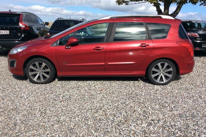 Rød Peugeot 308 fra 2013