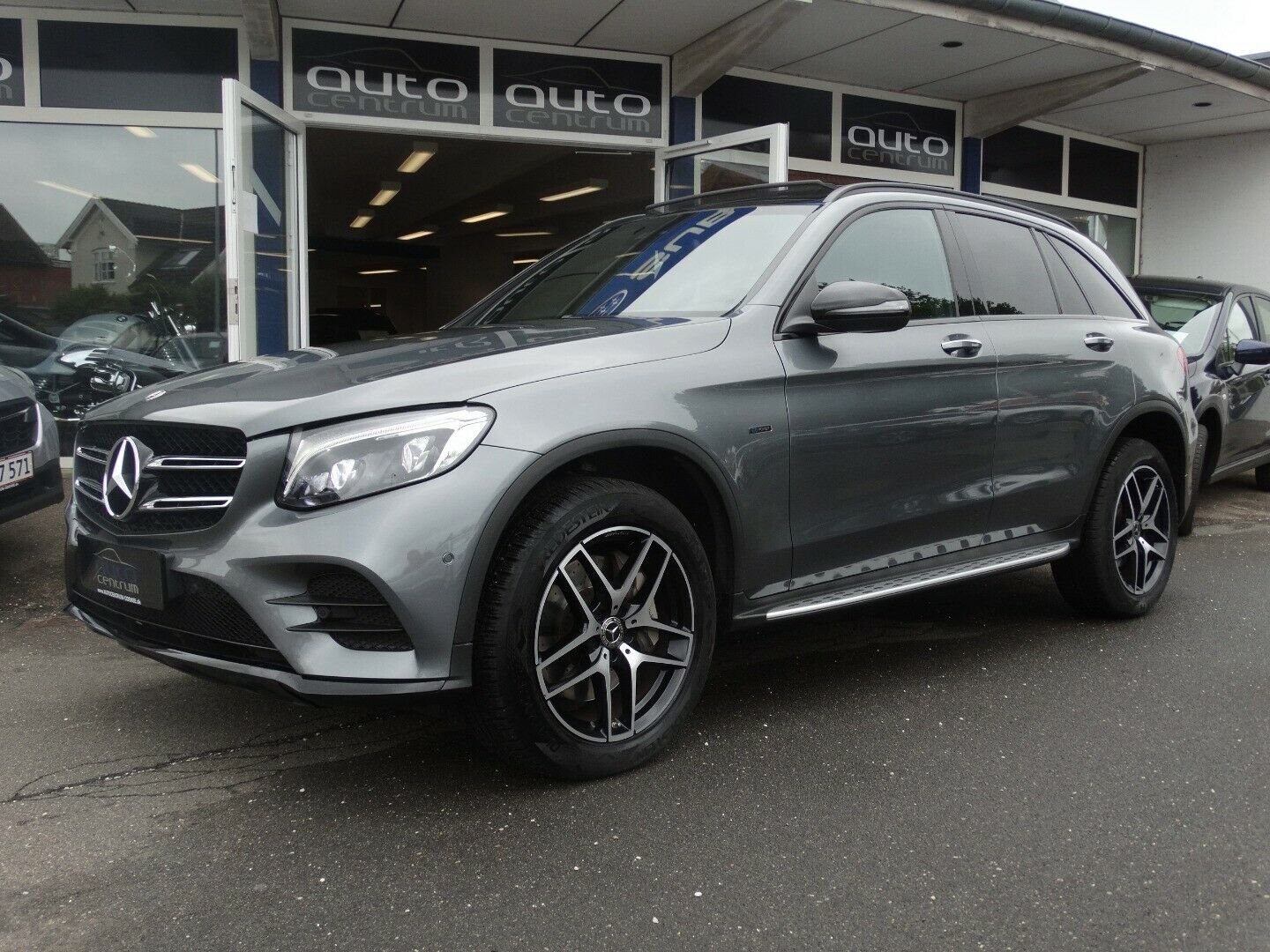 Grå Mercedes GLC350 e fra 2018